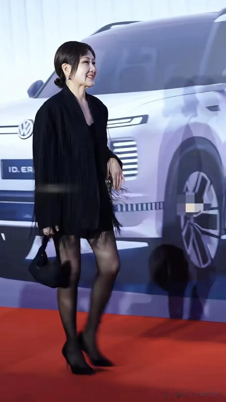 张凯丽真的是中国影视剧演员的幸运儿。最成功的两部电视剧她都参演了。
一部就是30