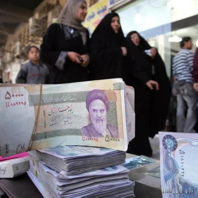 伊朗里亚尔跌至历史新低，兑换比率已跌破180万里亚尔兑1美元。

自两个月前冲突
