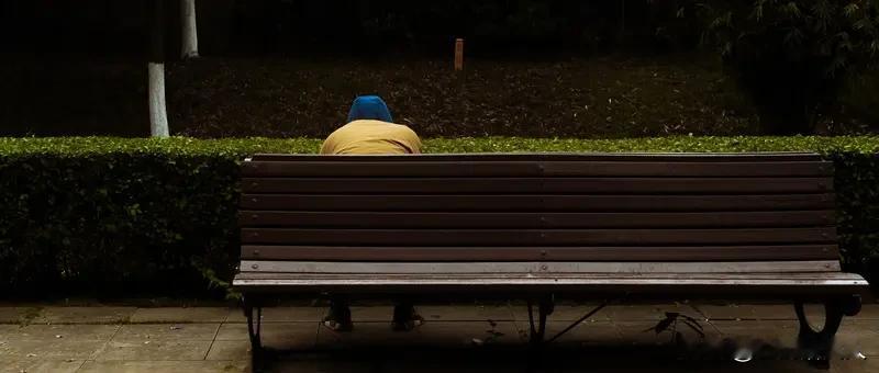 人变老，最怕的不是什么白发皱纹，而是孤独缠身。曾经的朋友圈炸锅，渐渐只剩手机静音