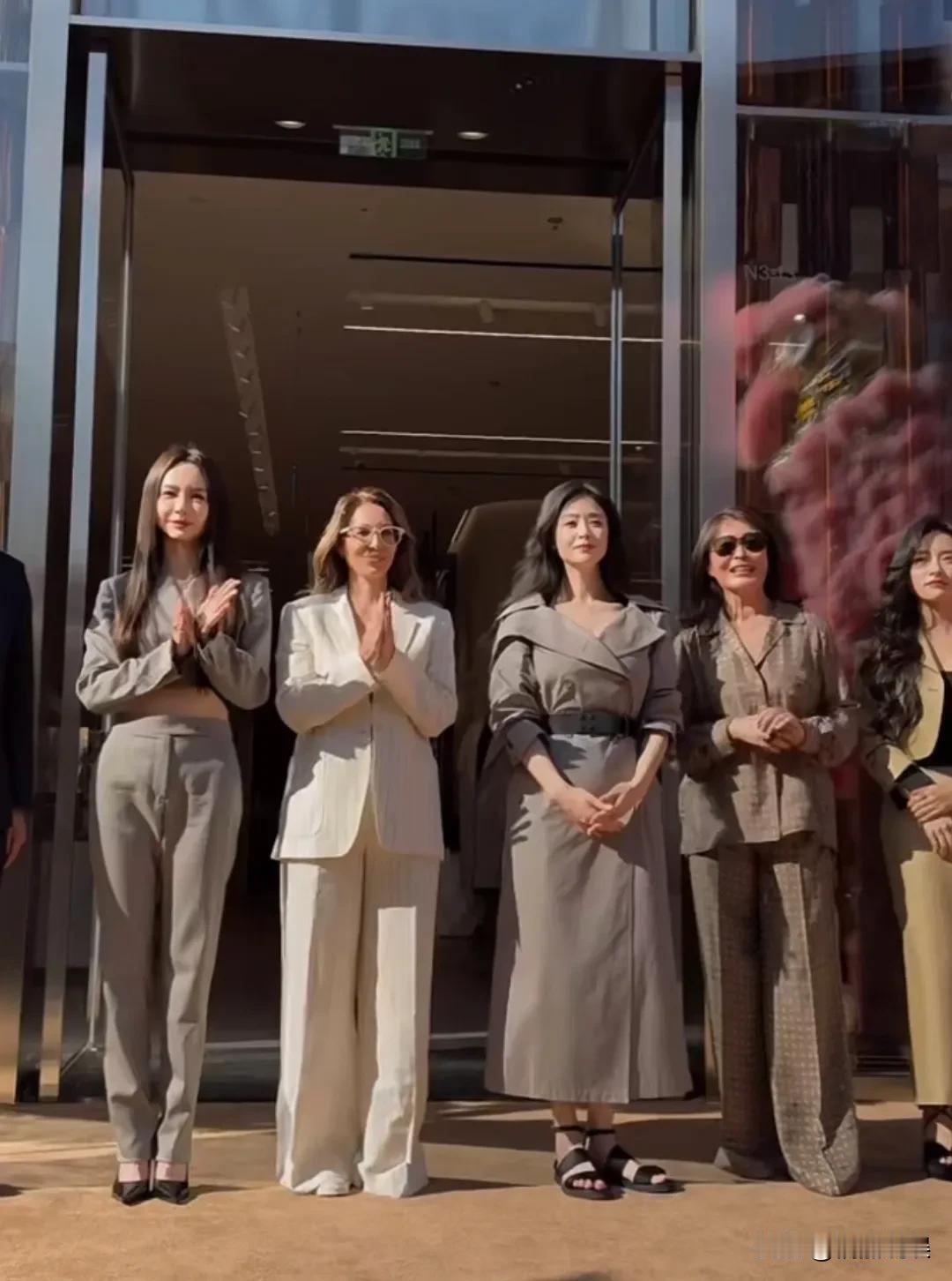 蒋欣，戚薇，沈月，一起现身北京三里屯出席活动，明星就是明星啊，这颜值和普通人，根