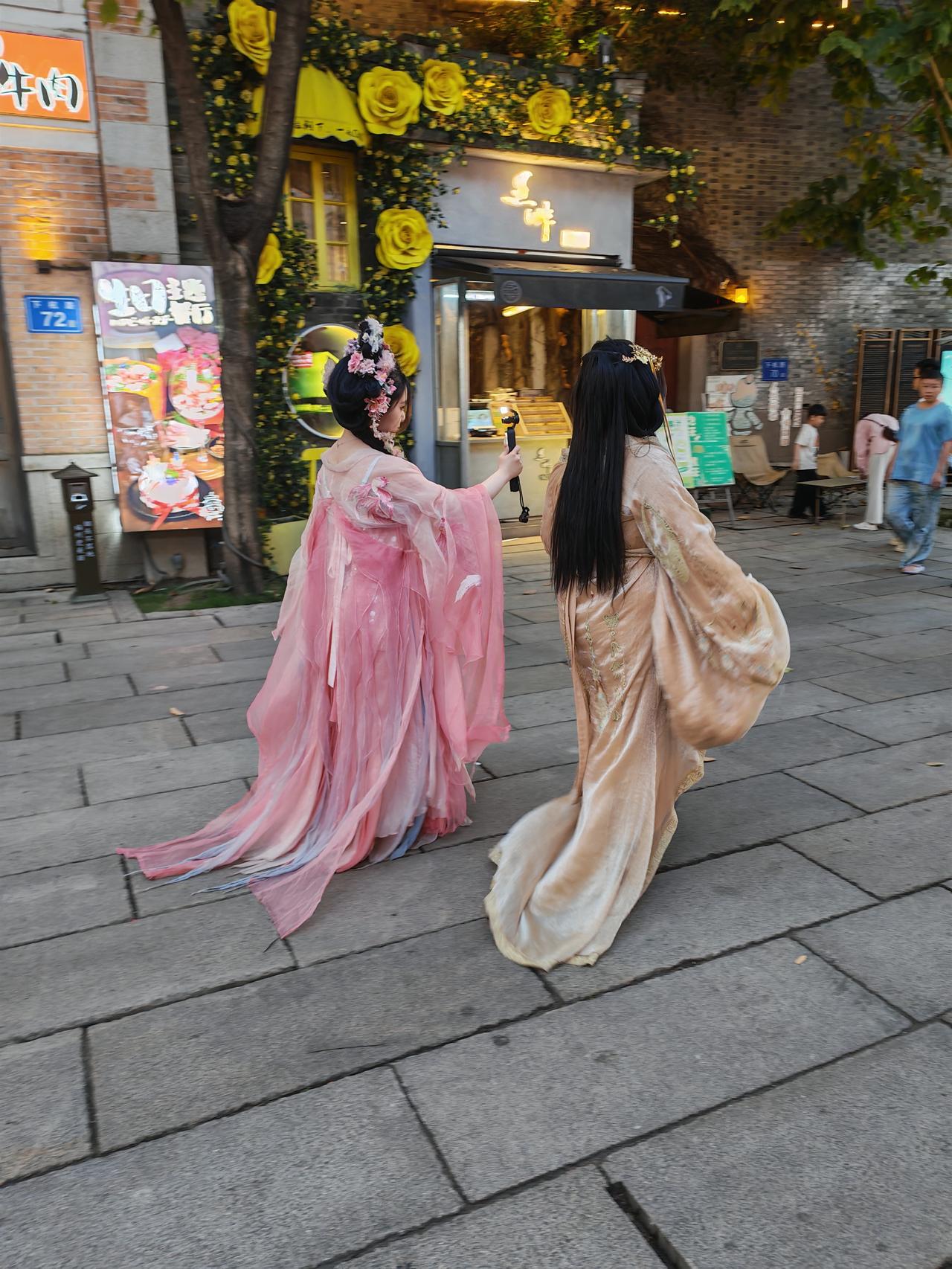 古风美女总能让人眼前一亮。她们身着飘逸的汉服，袖口随风轻摆，宛如从画中走出。精致