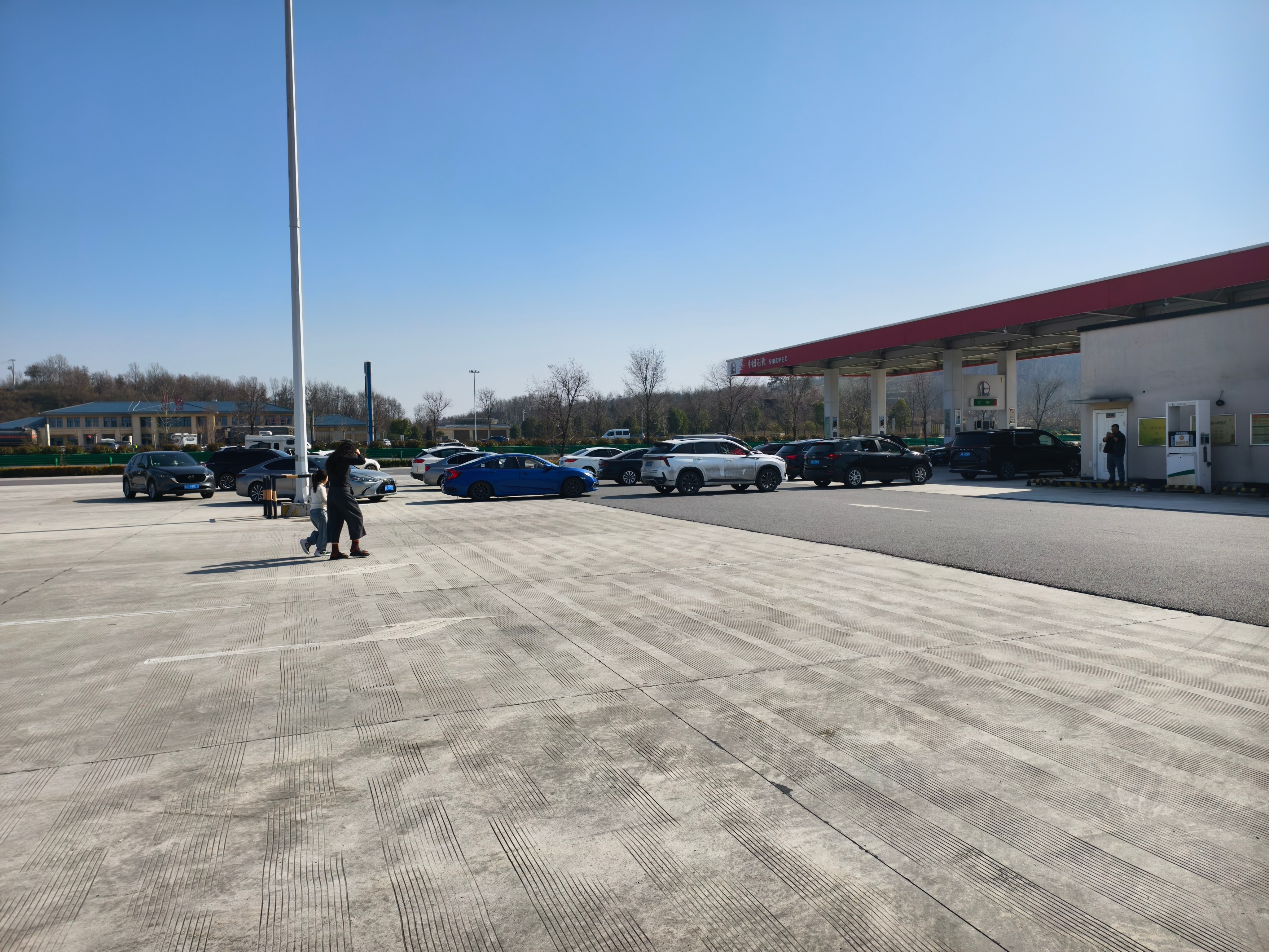 谁说只有电车高速补能需要排队