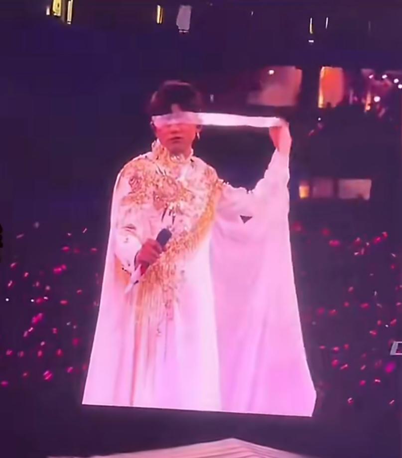 笑吐了，张杰演唱会上扯眼纱被网友说成了眼科手术拆线。
确实是很搞笑。
看来并不是