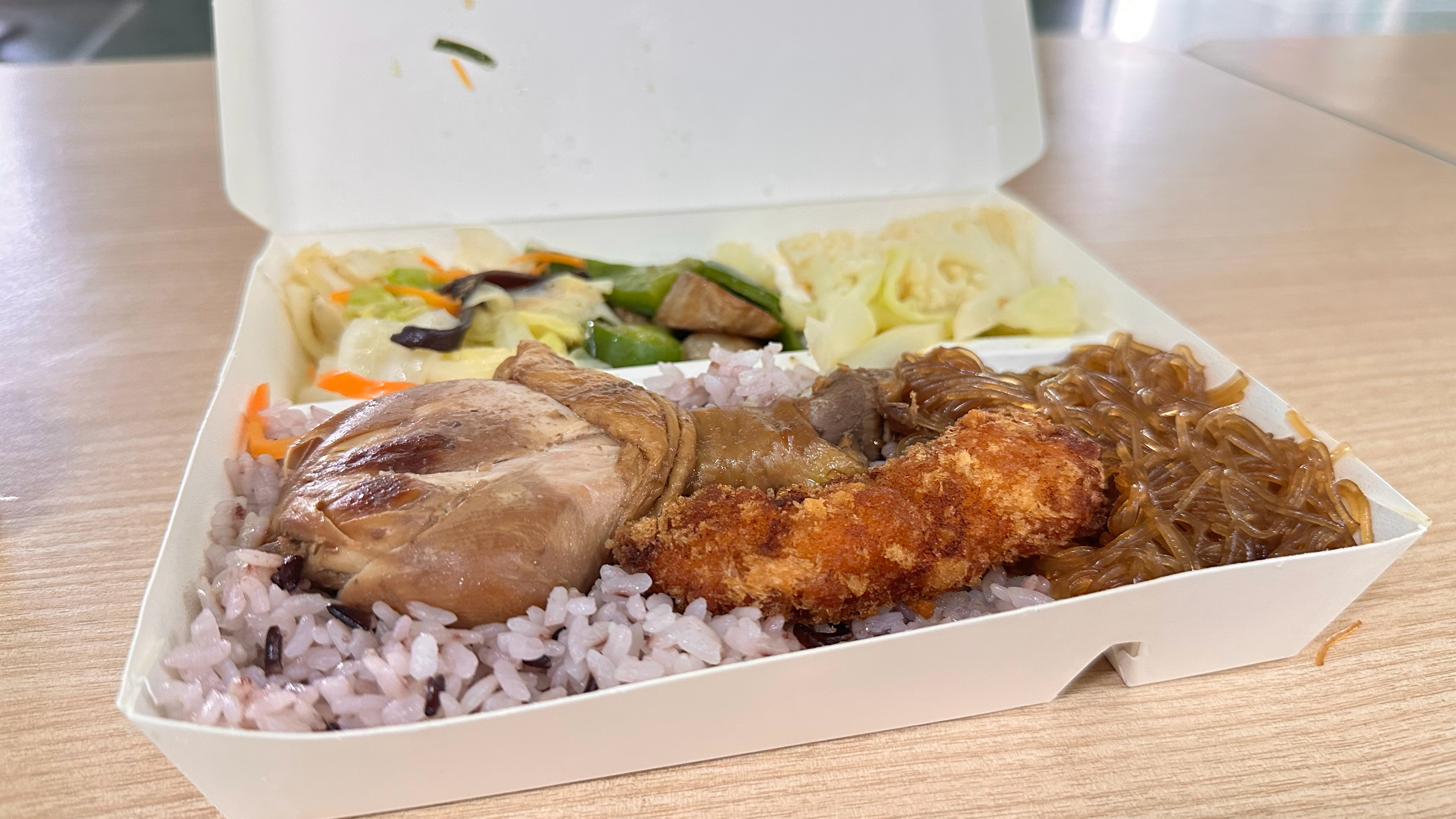 一年一度的盒饭（去年的看起来比较好吃） 