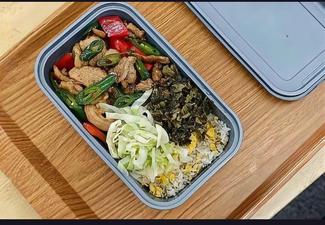 17元就能在高铁上吃到现炒盒饭？你没听错，国铁成都局的新举措让高铁餐食大变样！