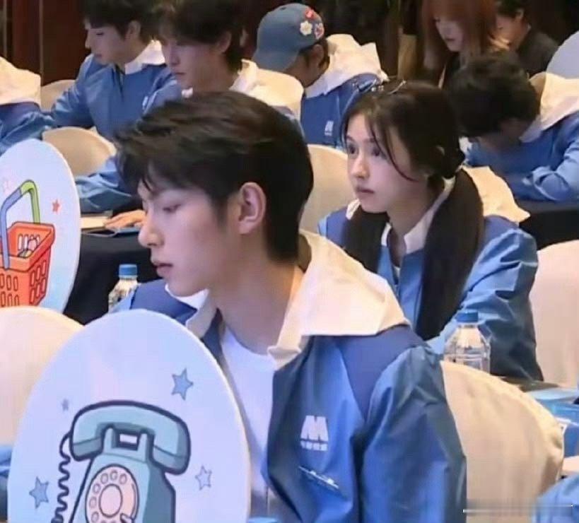 鹤男这波操作堪称撩人范本！勾下巴时带着三分痞气七分温柔，看向涵之的眼神像盛满星光