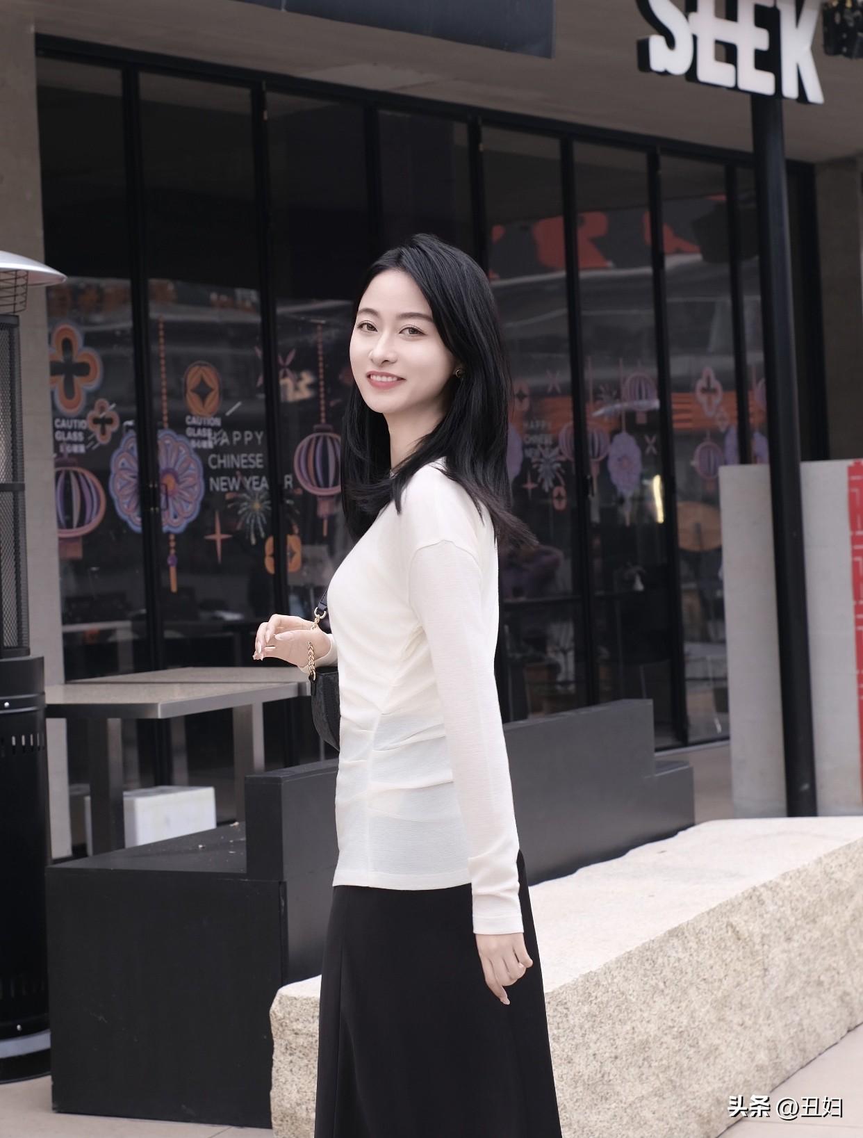 漂亮的女人还得有内在美。自信的女人，坚定做自己，魅力独特；善良的女人，关心他人，