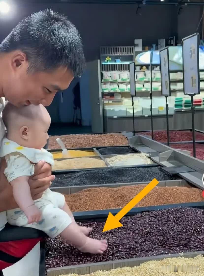 这父亲教育孩子的方式，真让人看不懂。

刷到一张父亲抱孩子的图，看着让人生气。