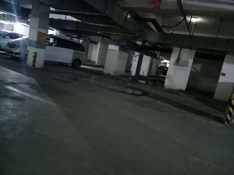 3月1日河北石家庄，男子地库发现对面来车后停车让行，对方司机疑似玩手机加速直接撞