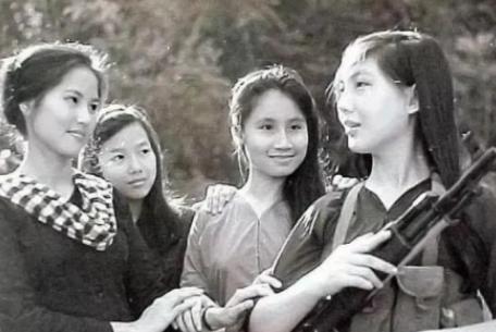 1979年，我军一位战士被两名越南女士兵抓走，不料越南女兵却却对他说：“你不要害