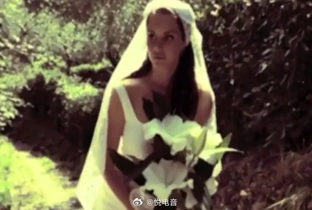 LanaDelRey 12年前，Lana Del Rey发布了第二张录音室专辑《