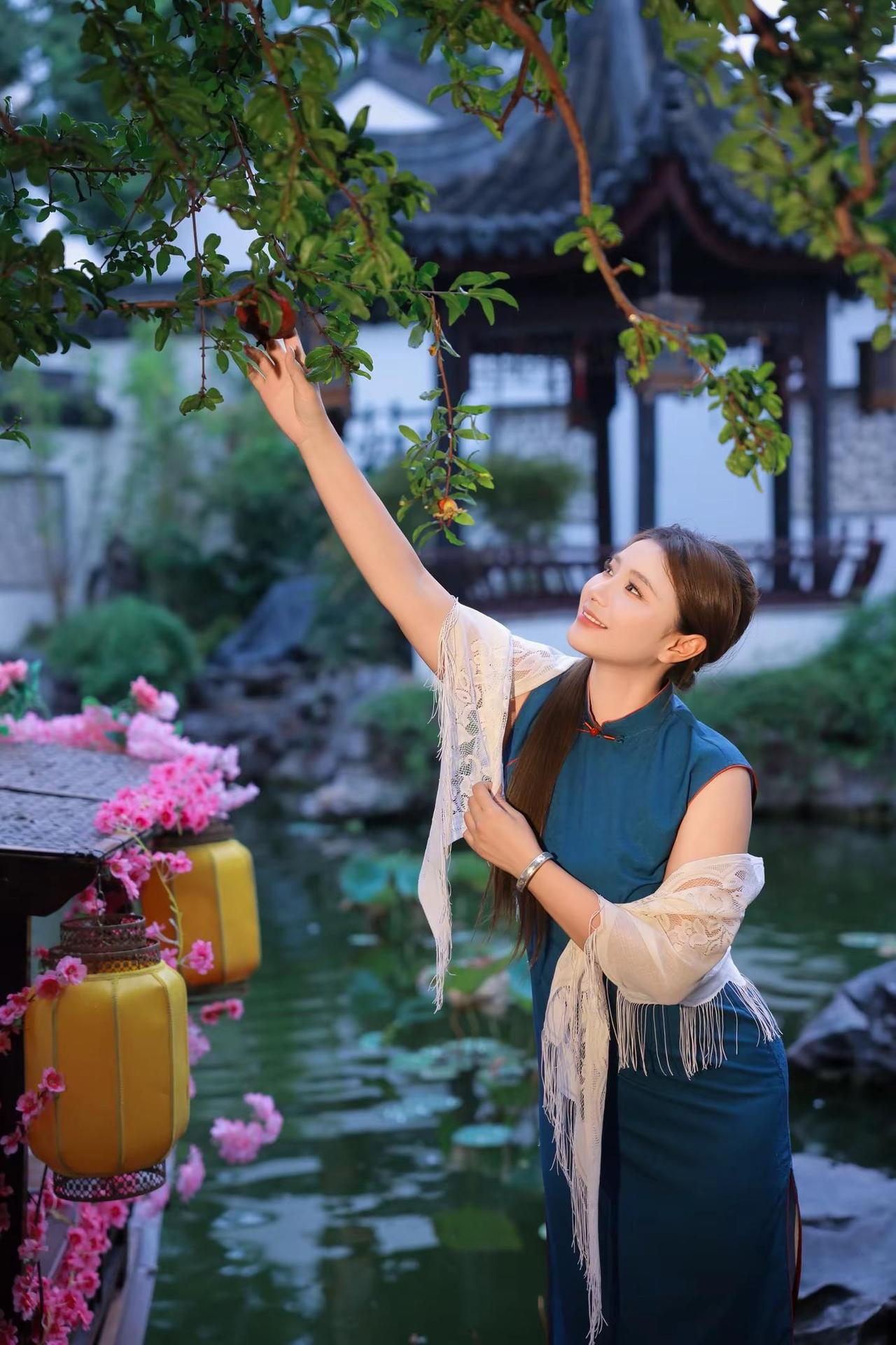 张爱玲说：在世间，唯有旗袍和美人不可辜负[玫瑰] 一袭旗袍，一梦芳华园林旗袍照 