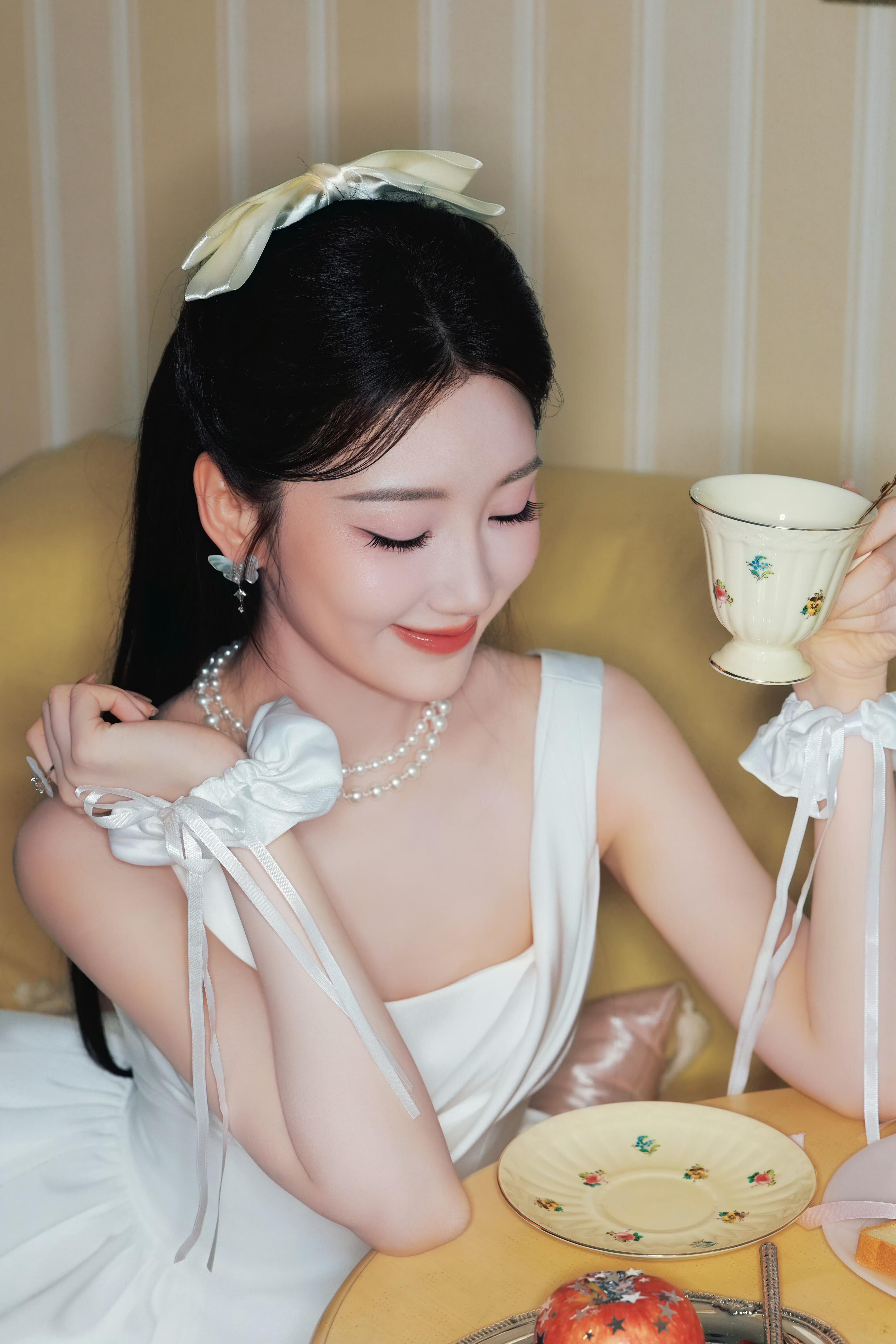 毛晓彤真公主毛晓彤公主回家 哇！！！今天真的是公主回家的一天！这盘发也太优雅了，