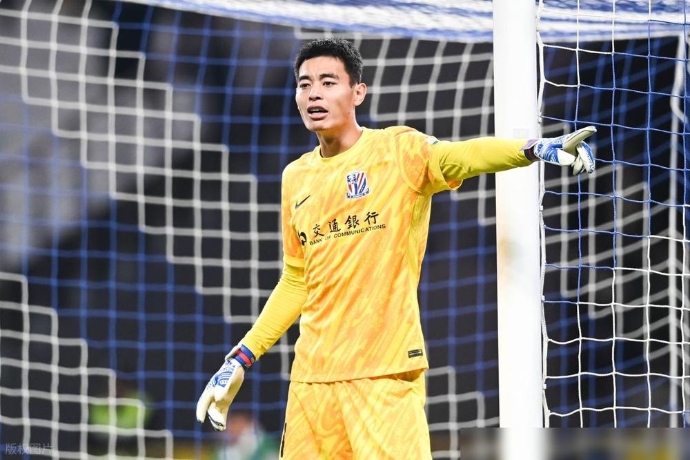 一张去云南的机票，只为当面骂薛庆浩。
上海知名球迷“奶爸”放话，要是门将薛庆浩