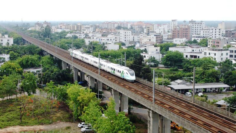 2. 进口商品价格降低，购物更便利：

• 封关后，海南“零关税”商品清单大幅扩