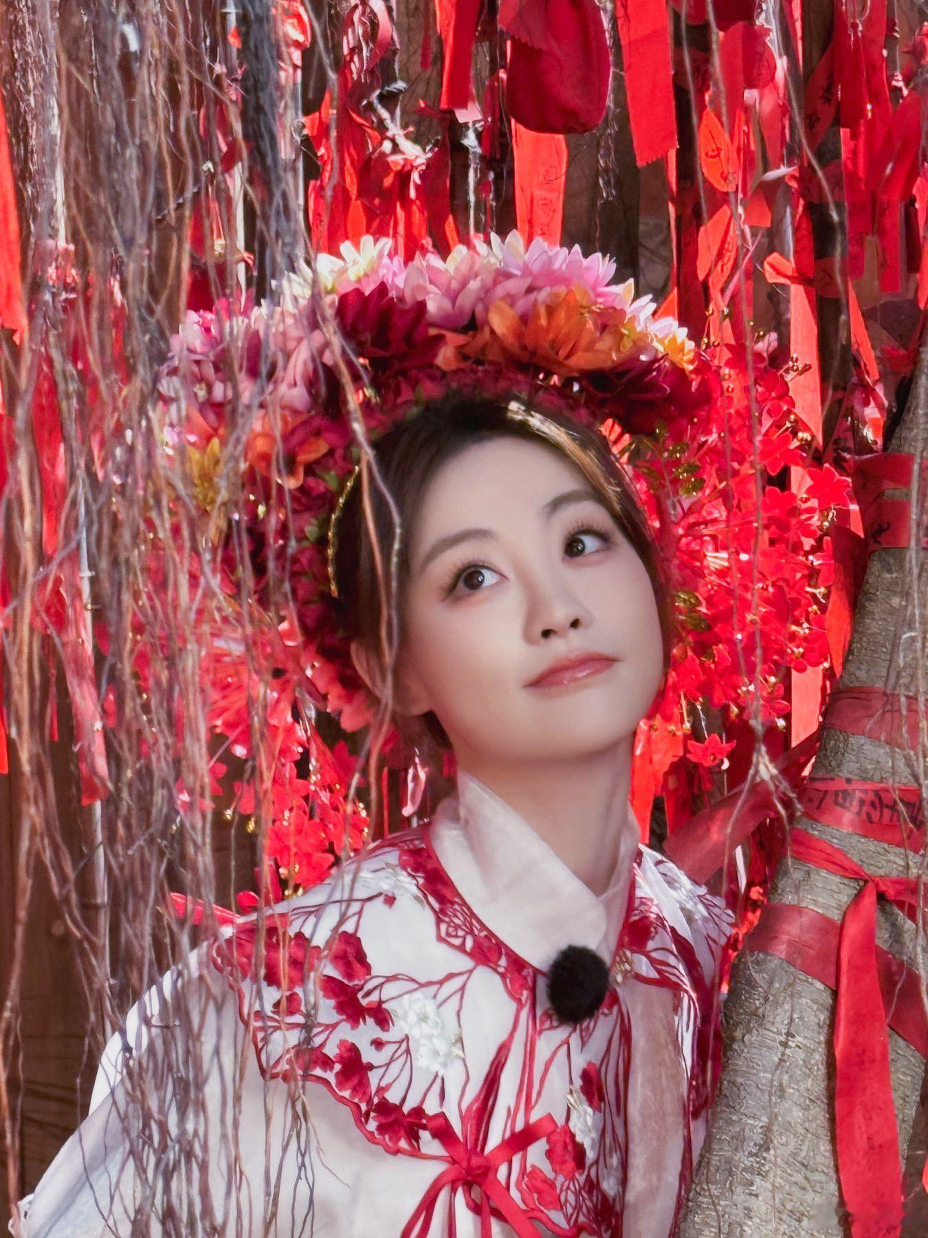祝绪丹脑袋极繁穿搭极简 瞧瞧祝绪丹这造型，脑袋极繁的发饰散发微光，搭配极简白衣红