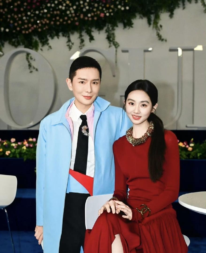 黄磊女儿也太大气了！
 
10月26日下午，有网友晒出黄多多出席活动的合照，看到
