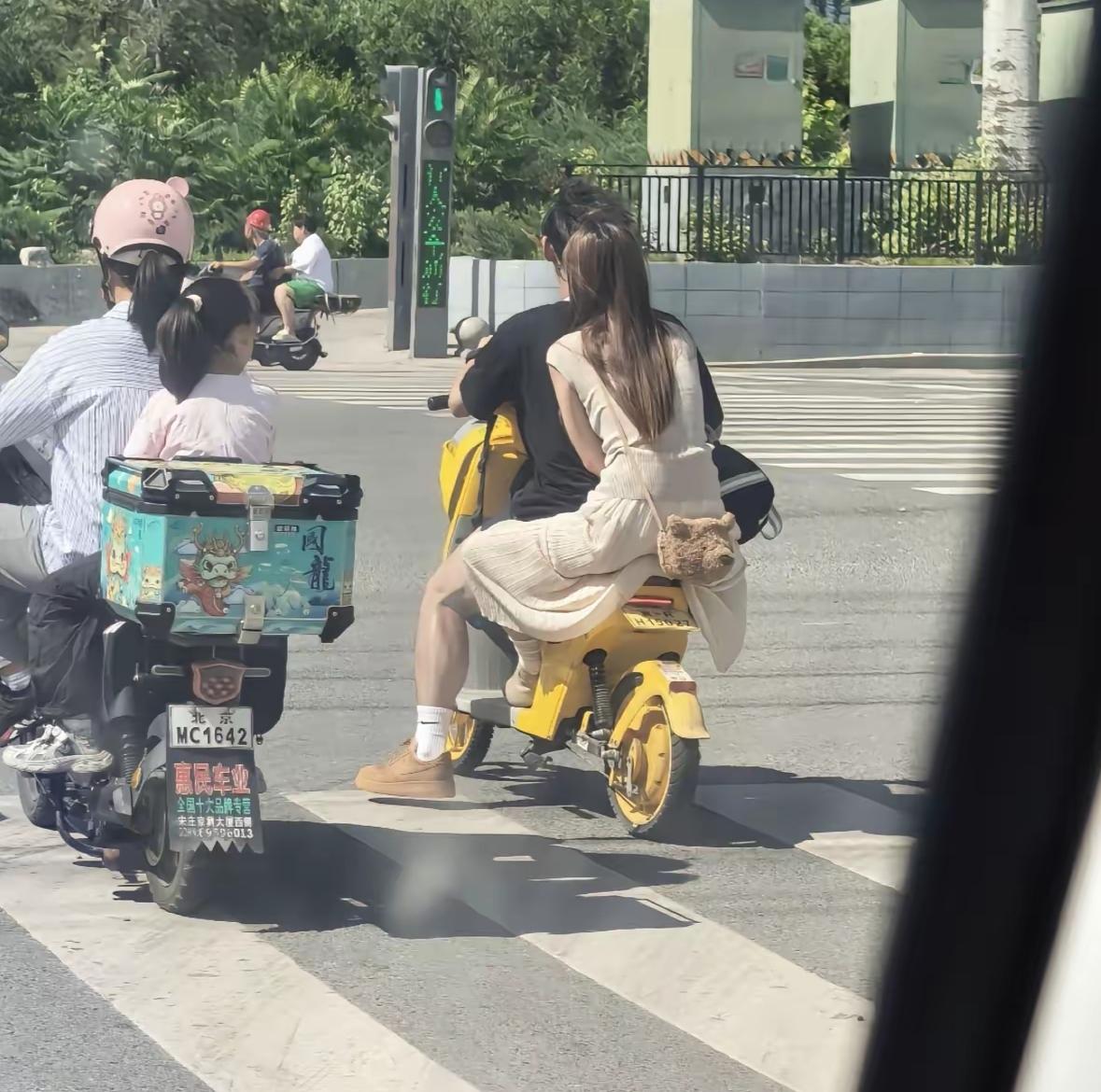 初看没毛病，细看不对劲，姑娘你这腿有点强壮！