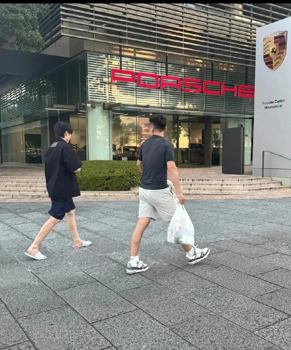 WTT横滨冠军赛7号开打，5号刚到的国乒选手们，已经开启“赛前采购模式”～
 
