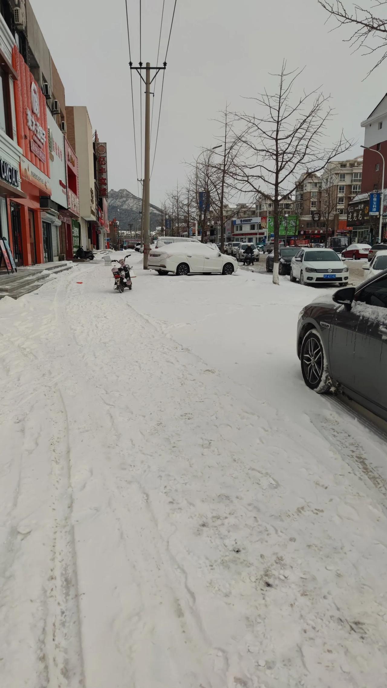 2025年1月26日，辽宁辽西地区普降瑞雪，截止发稿前，天气依然没有放晴，雪后道