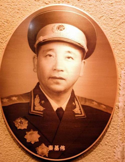 1932年，徐向前骑马经过一堆尸体，这时，他发现一具尸体动了一下，就让人把他救起