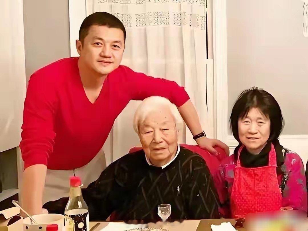 原来她是李亚鹏妈妈，是儿科医生，喜欢海哈金喜，对李嫣很好，今全力支持儿子 ​​​