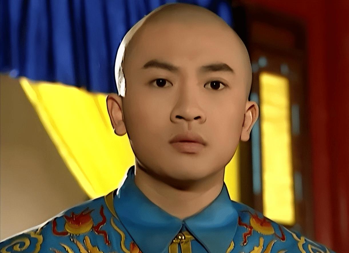 历史上的五阿哥永琪，乾隆是否真的属意将皇位传给他呢？

首先，他的母亲愉妃的位份