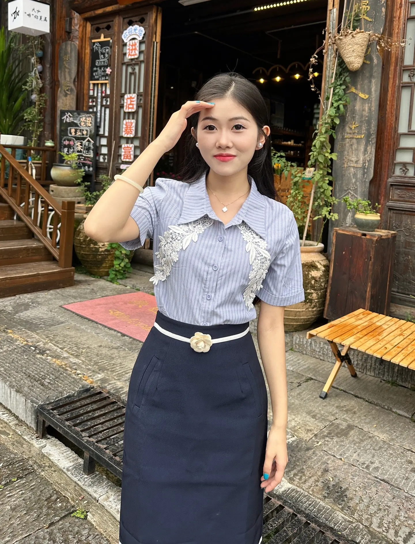 不需要臃肿的棉衣去遮盖她似水的面容