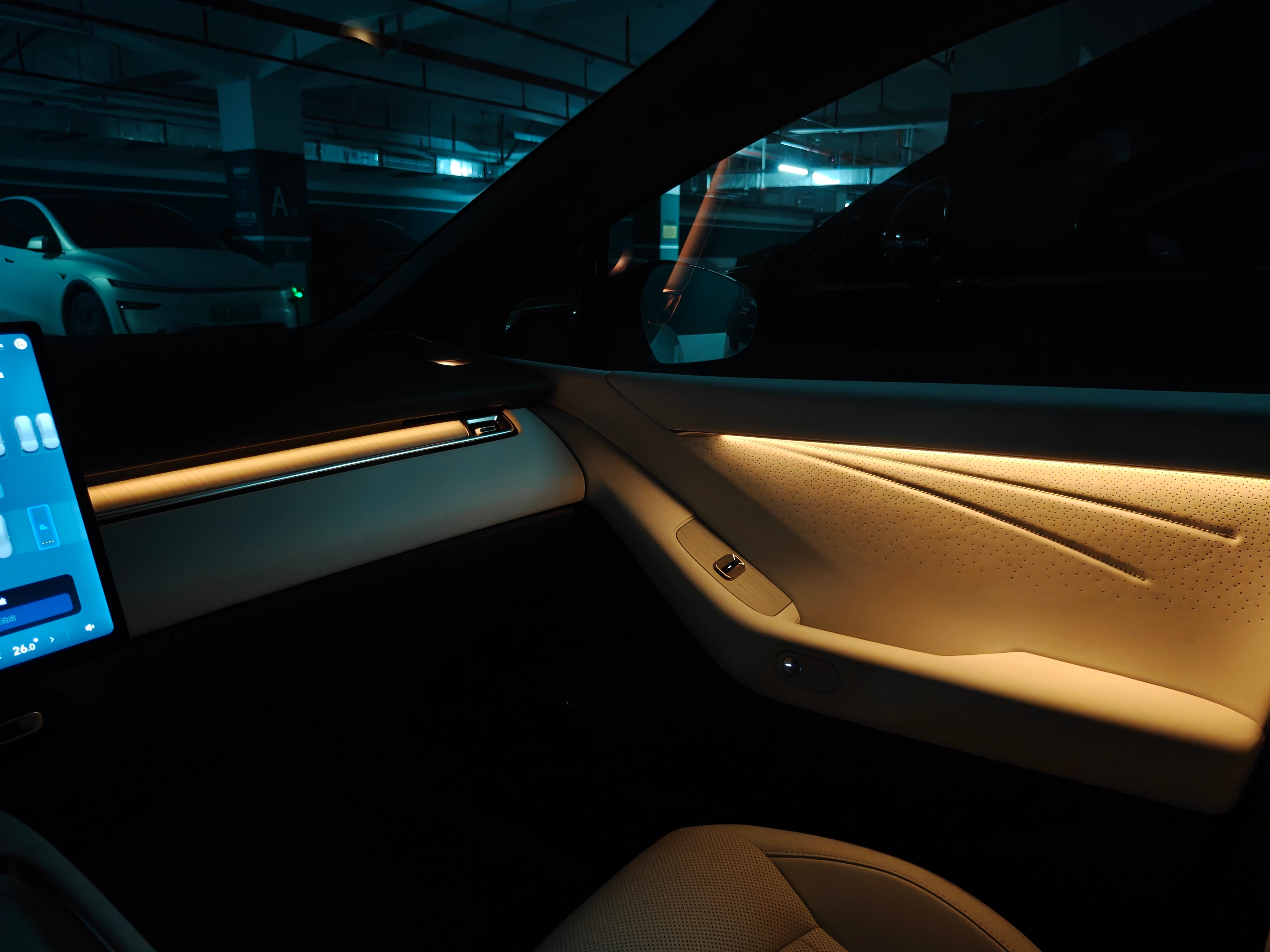 小孩睡觉了，又不能下车，看着 P7+ 的氛围灯发呆 