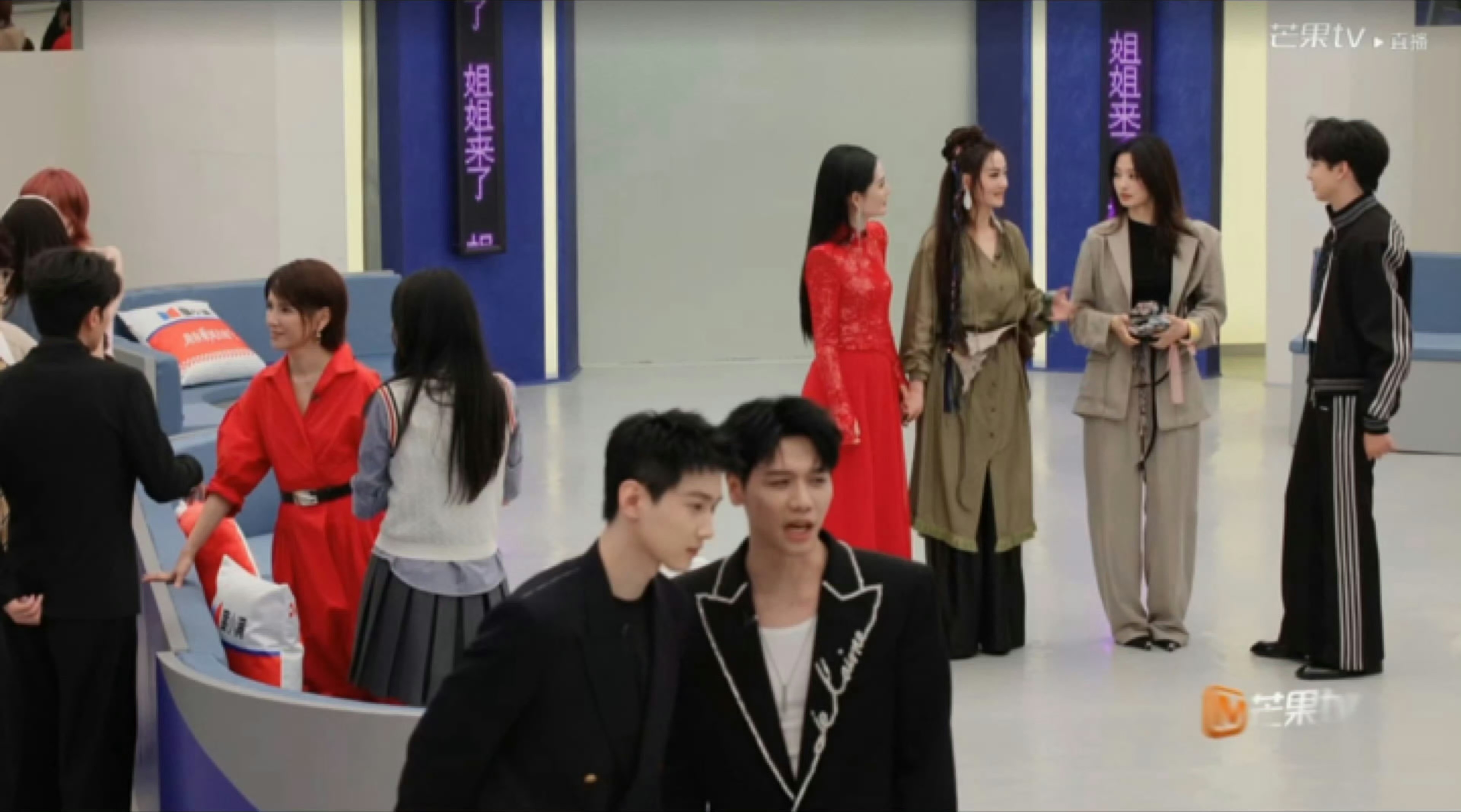 者来女：你们这节目牛X的嘛谢娜：是牛的牛的直播真的太多笑点了乘风2026乘风初见