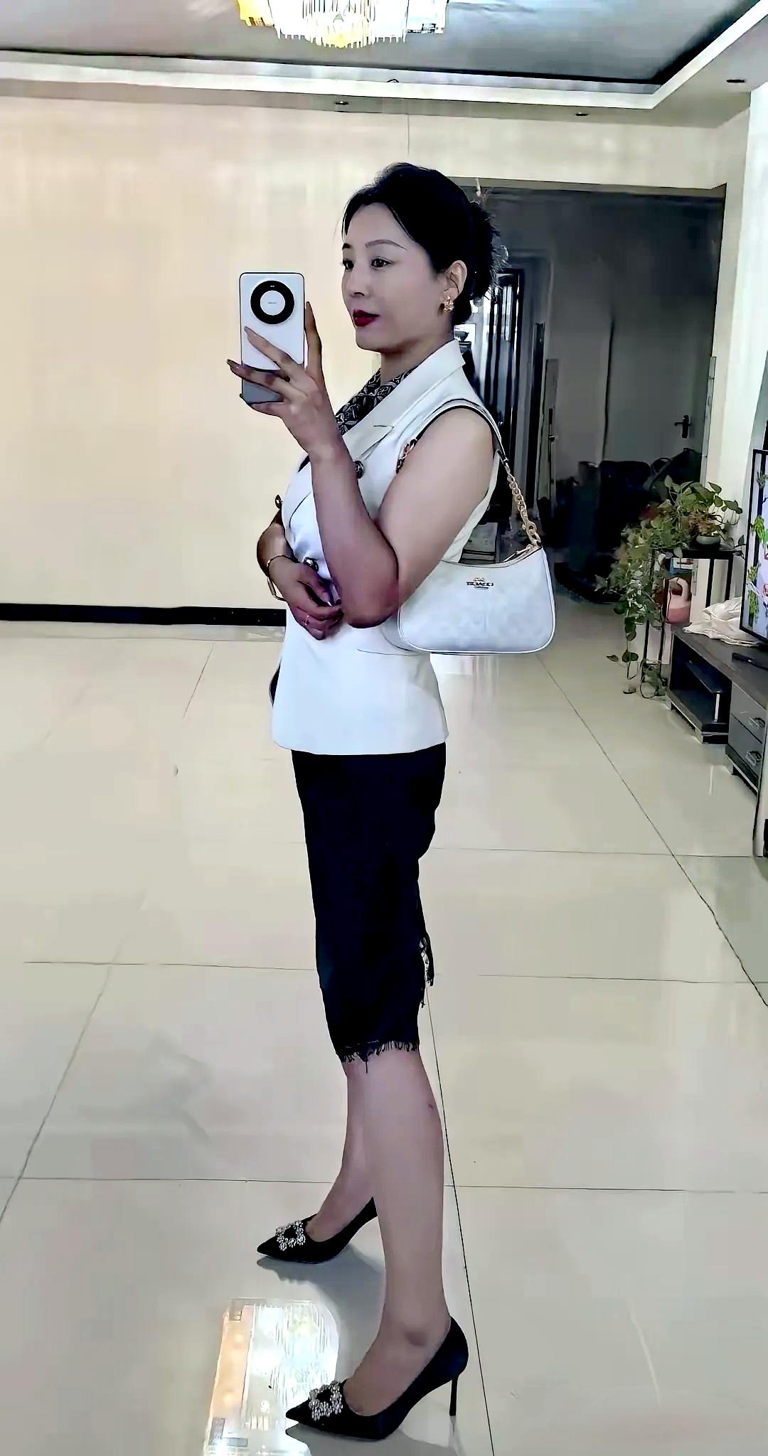 说句实话！秦主任真的是美到了极致！美到很难用语言去形容。

秦主任，不是普通颜值
