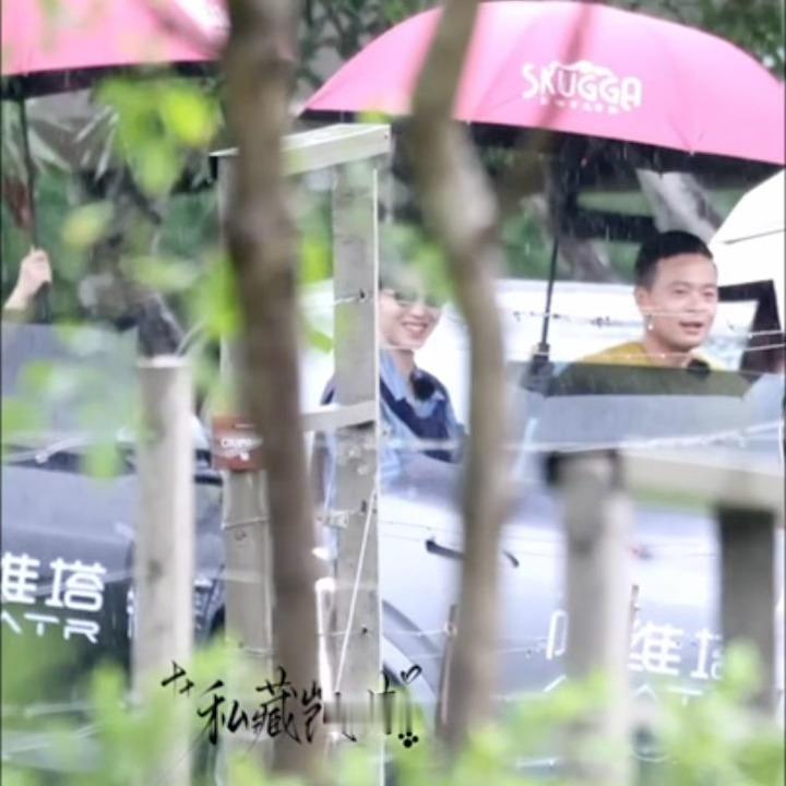 上次你替我撑伞，这次我替你开车门（ ）有两个人很开心是谁全地球人都知道王俊凯 中