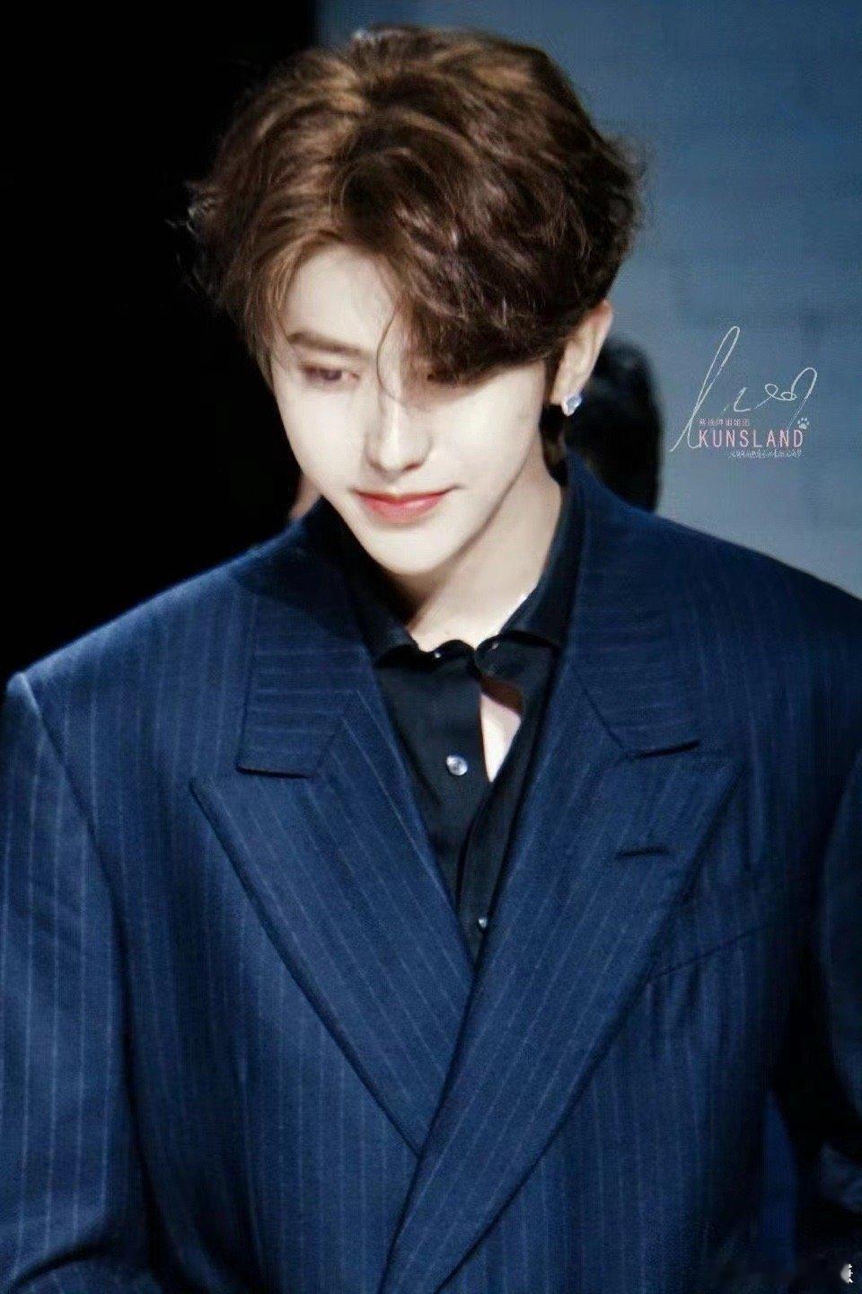 蔡徐坤撕漫男的含金量还在上升蔡徐坤的撕漫含金量在涨，特工造型有锋芒，贵少模样有品