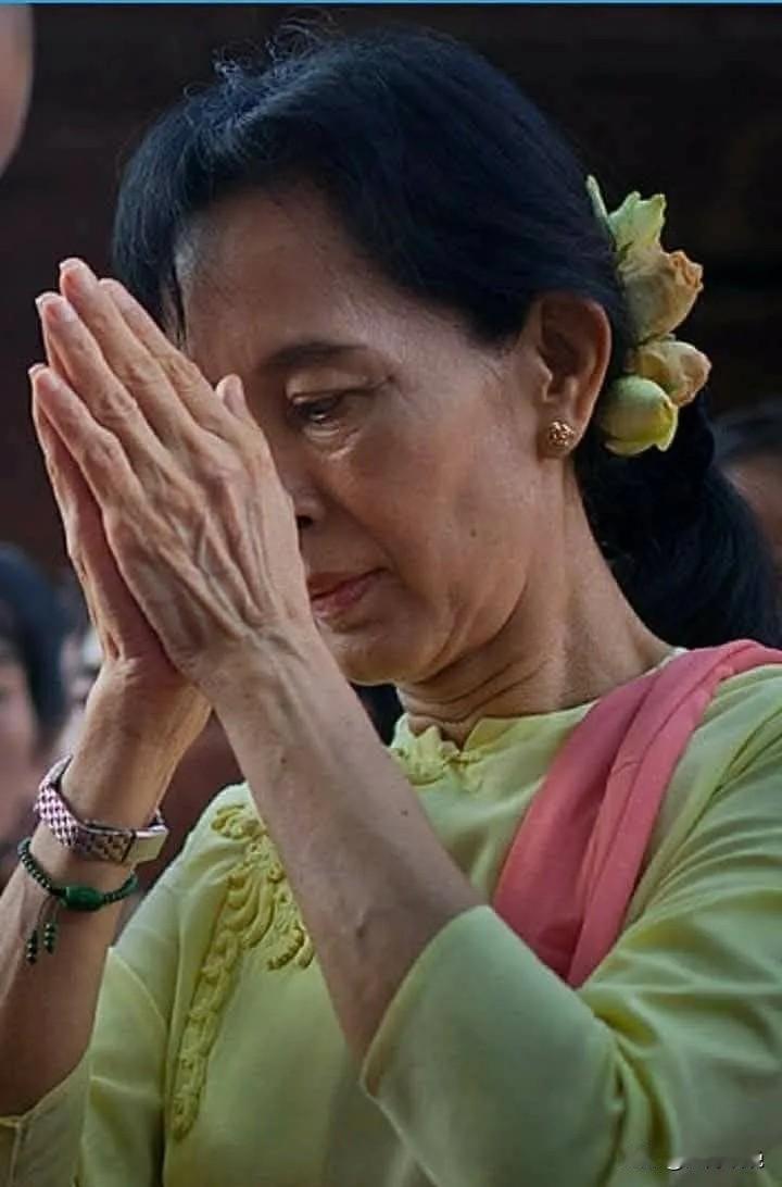 敏昂莱在两周内，连续两次对昂山素季予以减刑赦免。缅历新年、卡松满月节两轮大赦后，