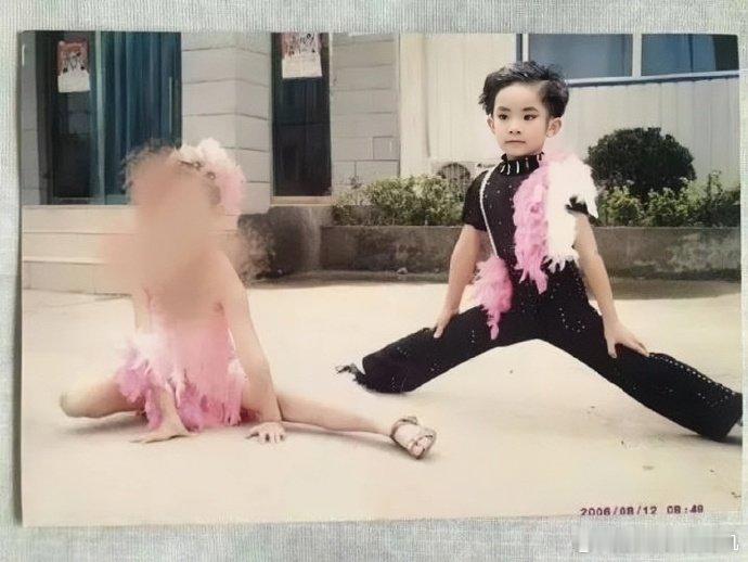 #易烊千玺压腿旧照# 我们千玺从小就是帅宝宝！从小压腿就是一副可爱的哭哭脸哈哈哈