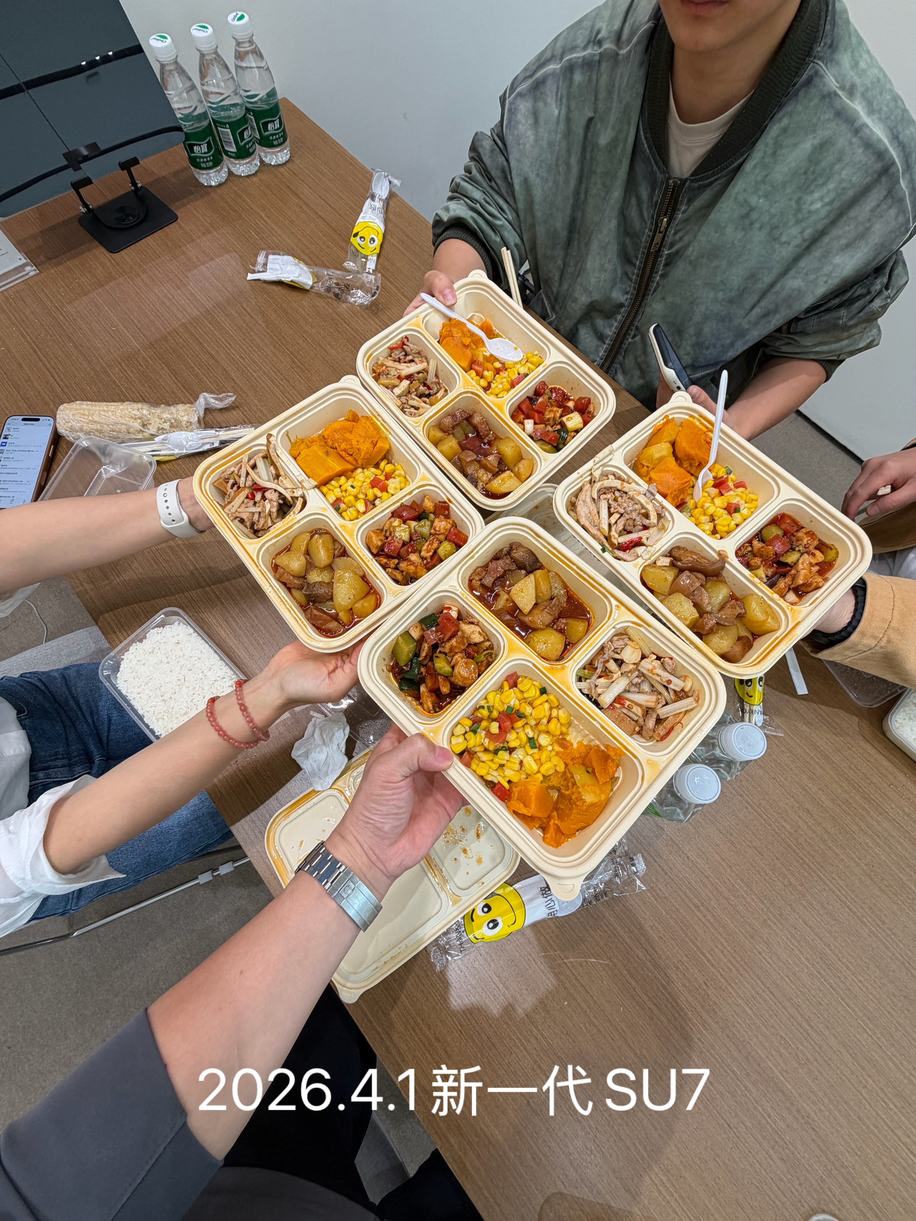 两年一晃眼就过去了、想起提第一代创始版SU7的时候、来了很多朋友、对比下两年前的