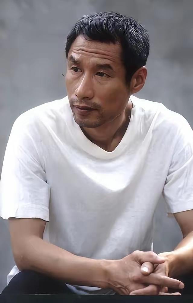 2005年，北京，刘佩琦哥哥病逝，16岁侄子刘伟无人照料，他心一软直接接回家当亲