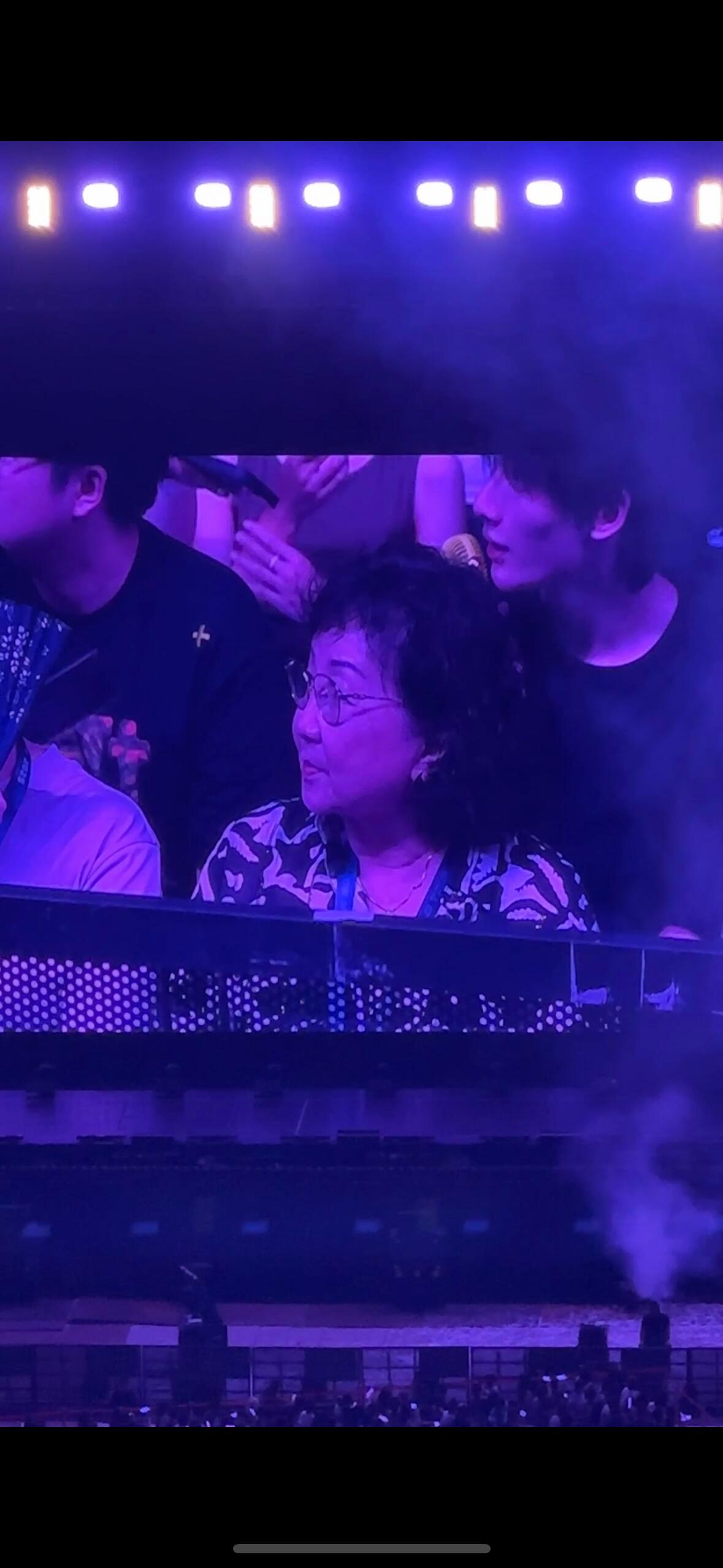 余宇涵去林俊杰演唱会了 余宇涵去林俊杰演唱会了！观众席大屏扫过的侧颜杀[憧憬] 