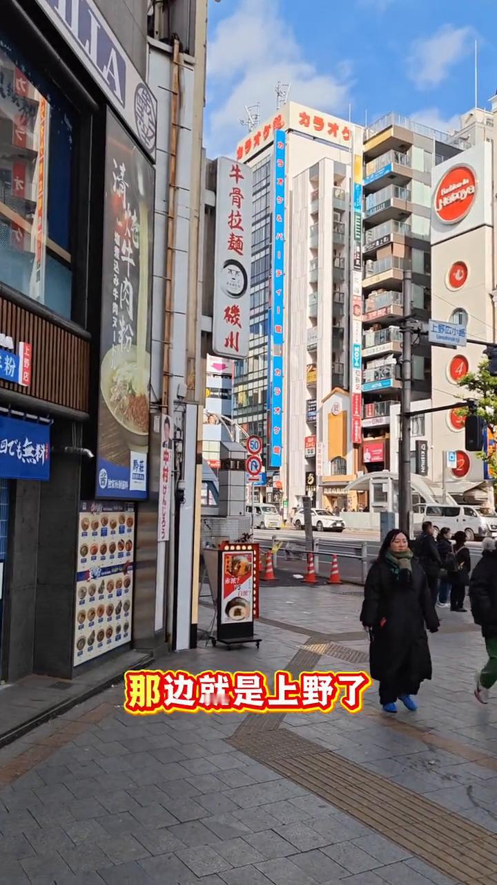 路过熟悉的上野广小路。
离开日本半年，到了又到了比较熟悉的上野广小路。这是松屋，
