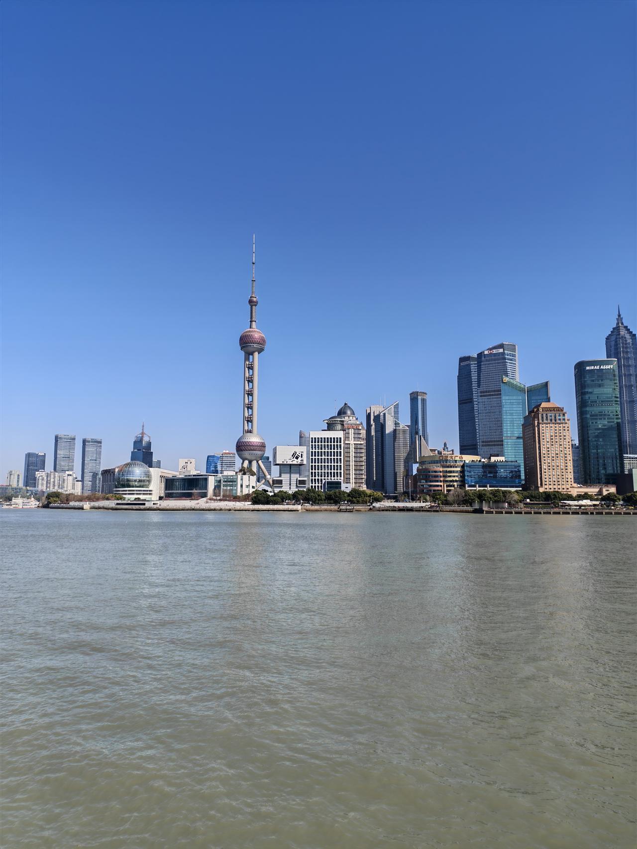 分享一张你最近随拍的照片正月初五有幸到上海外滩走走，领略东方之珠风采。