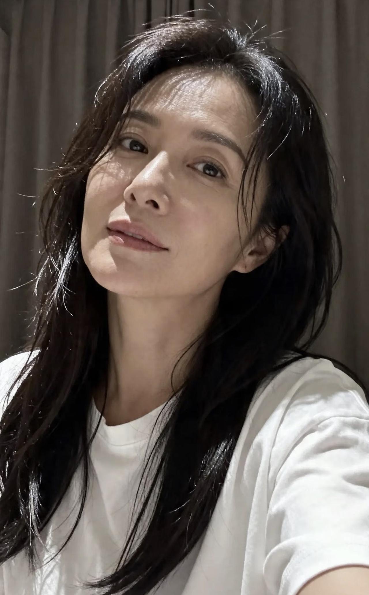 一定要爱着些什么，
取快递、追剧、买衣服、
喝咖啡、买点没用的小东西，
这些或大