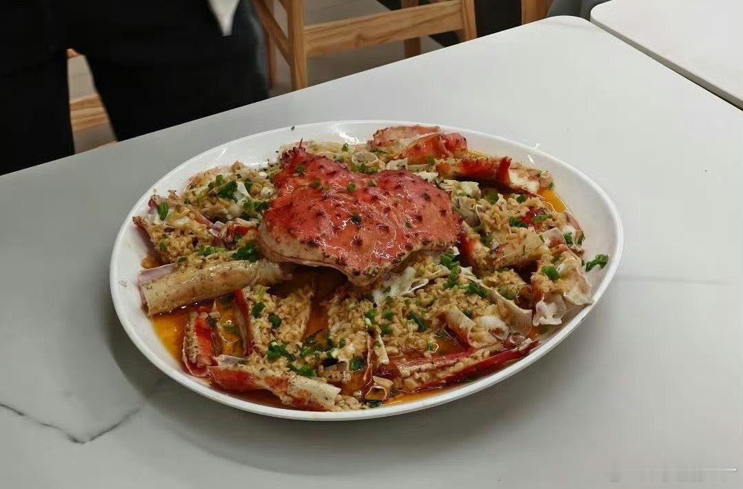 现在的学生真有钱啊！999的帝王蟹也吃的起我记得我上学 时候，就是麻辣烫烤肉拌饭