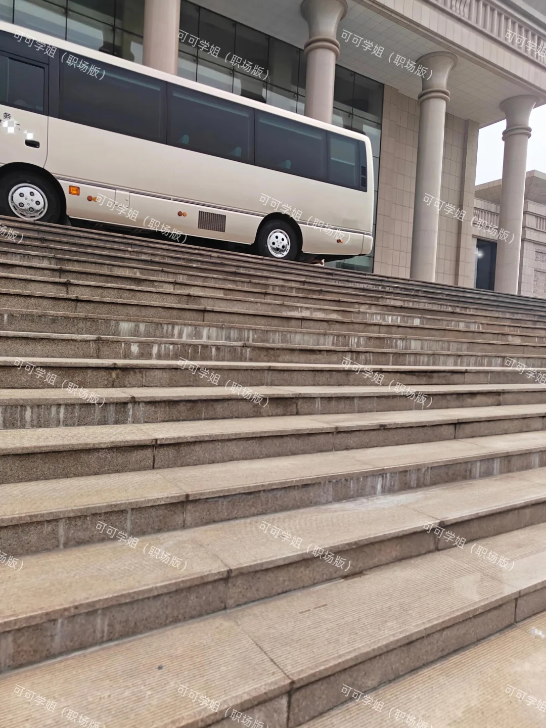 发现体制新人报到后，竟都被拉去跟领导出差