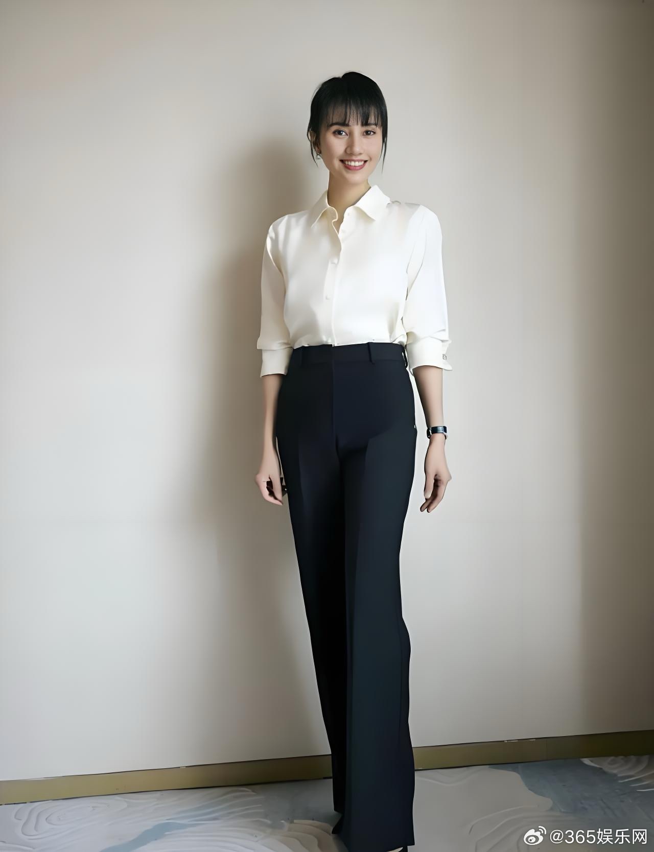 48岁的袁泉帅炸了。身穿缎面纱+黑裤，太高级，年轻感十足。其实，这就是心态，了然