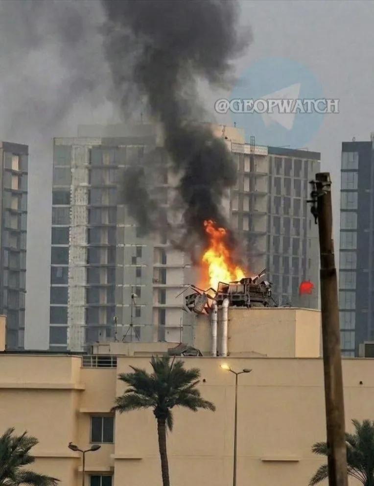 伊拉克首都巴格达“绿区”的美国大使馆楼顶部署的C-RAM被伊朗无人机炸成了一堆废