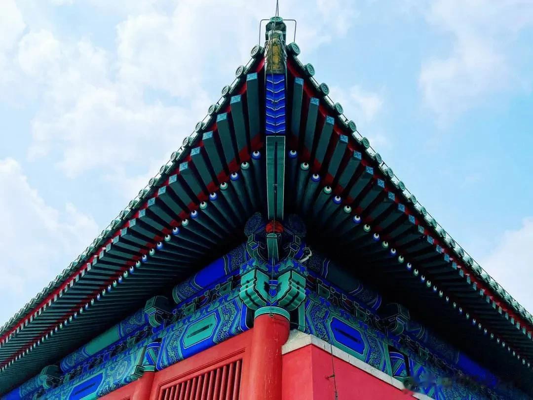  
有别于夏日的热闹，秋天的天坛显得更加安静与肃穆，再过一个月天坛公园内最漂亮，