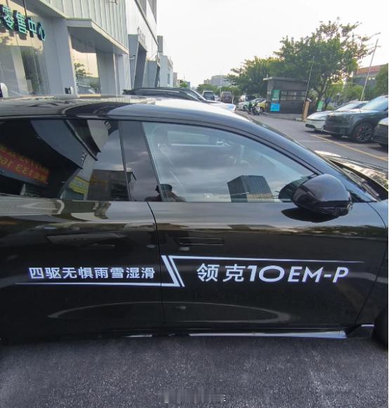 昨天又看到一起路滑出的事故，两驱车下大雨真的很容易打滑甩尾，有条件的，真的可以考