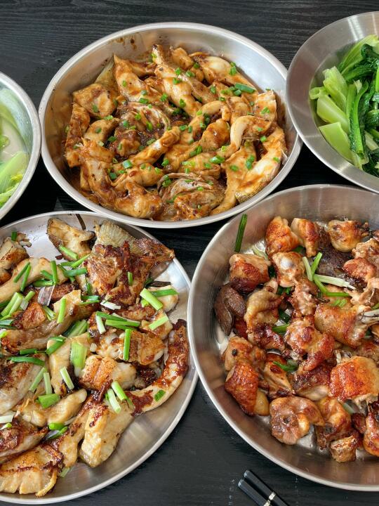 周日的午餐😋两条鱼➕半只鸡😅