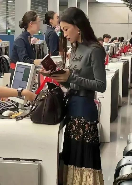 怪不得这么多男明星和她传过绯闻，现实中确实惊为天人 ​​​