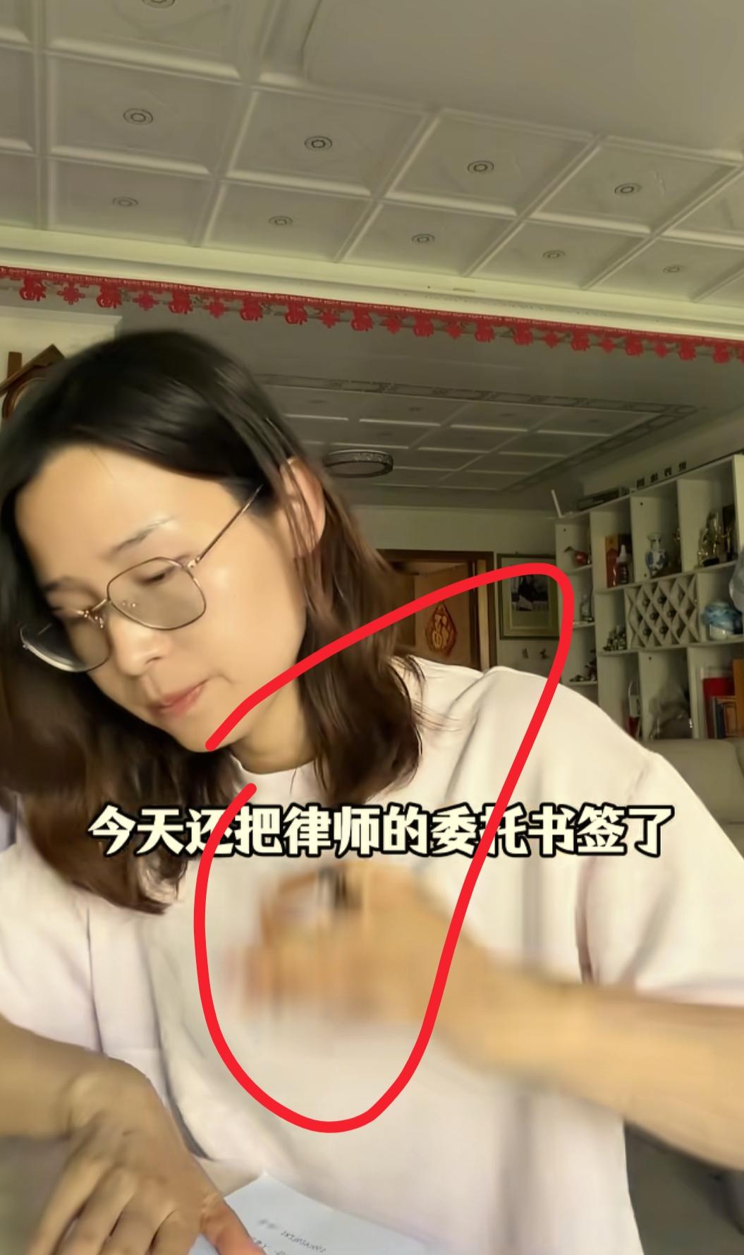 看到继父杰森条件差被吐槽我忍了
看到网友质疑A妈功利我也忍了
可是看到生父多年零